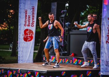 Zumba w Parku miejskim (156) scena z prowadzącym 