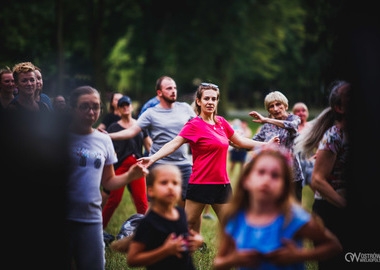 Zumba w Parku miejskim (155) tańczący ludzie w parku 