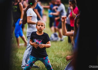 Zumba w Parku miejskim (154) tańczący ludzie w parku 