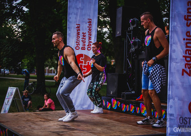 Zumba w Parku miejskim (150) scena z prowadzącym