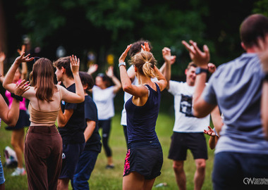 Zumba w Parku miejskim (147) tańczący ludzie w parku 