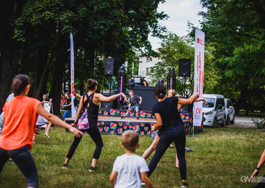 Zumba w Parku miejskim (146) tańczący ludzie w parku 