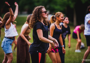 Zumba w Parku miejskim (144) tańczący ludzie w parku 