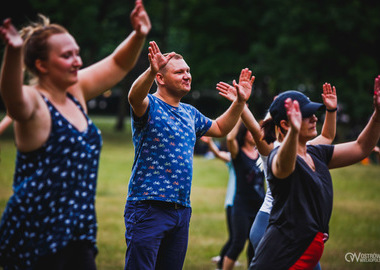 Zumba w Parku miejskim (142) tańczący ludzie w parku 