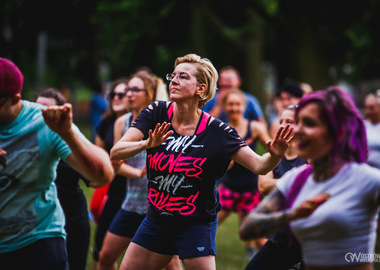 Zumba w Parku miejskim (135) tańczący ludzie w parku 