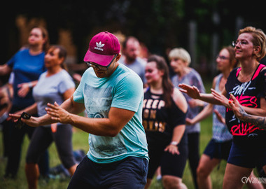 Zumba w Parku miejskim (134) tańczący ludzie w parku 