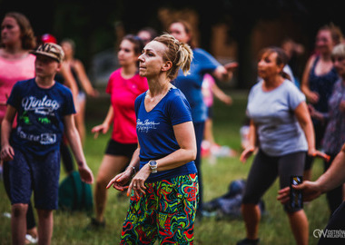 Zumba w Parku miejskim (133) tańczący ludzie w parku 