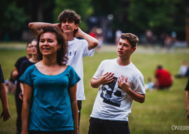 Zumba w Parku miejskim (129) tańczący ludzie w parku 