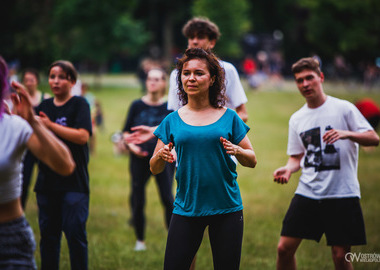 Zumba w Parku miejskim (128) tańczący ludzie w parku 