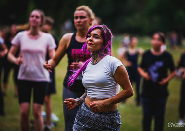 Zumba w Parku miejskim (127) tańczący ludzie w parku 