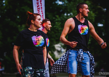 Zumba w Parku miejskim (126) scena w z prowadzącymi 