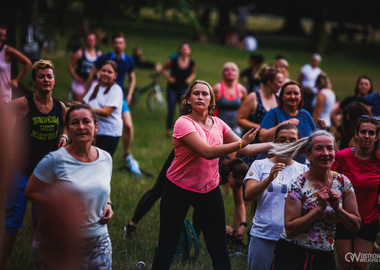 Zumba w Parku miejskim (122) tańczący ludzie w parku 