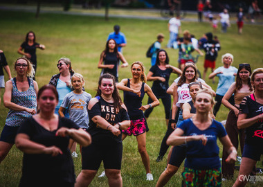 Zumba w Parku miejskim (121) tańczący ludzie w parku 