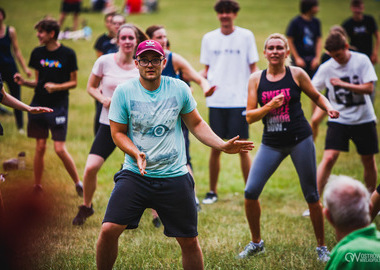 Zumba w Parku miejskim (120) tańczący ludzie w parku 