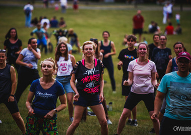 Zumba w Parku miejskim (119) tańczący ludzie w parku 