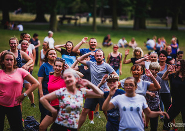 Zumba w Parku miejskim (117) tańczący ludzie w parku 