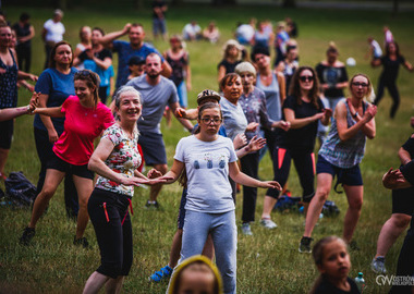 Zumba w Parku miejskim (116) tańczący ludzie w parku 