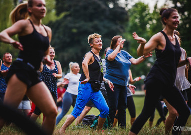 Zumba w Parku miejskim (113) tańczący ludzie w parku 