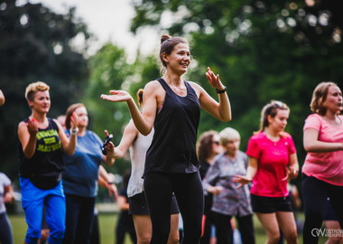 Zumba w Parku miejskim (112) tańczący ludzie w parku 