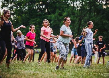 Zumba w Parku miejskim (111) tańczący ludzie w parku 