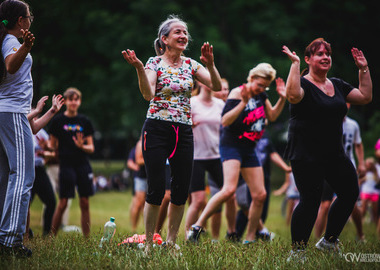 Zumba w Parku miejskim (110) tańczący ludzie w parku 