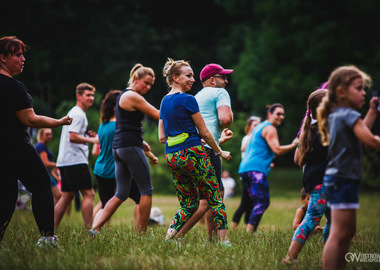 Zumba w Parku miejskim (109) tańczący ludzie w parku 