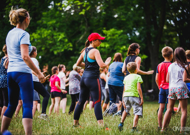 Zumba w Parku miejskim (107) tańczący ludzie w parku 