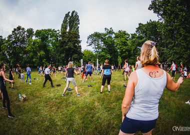 Zumba w Parku miejskim (106) tańczący ludzie w parku 