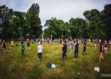 Zumba w Parku miejskim (105) tańczący ludzie w parku 