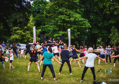 Zumba w Parku miejskim (103) tańczący ludzie w parku 