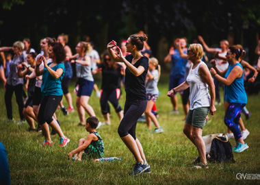 Zumba w Parku miejskim (102) tańczący ludzie w parku 