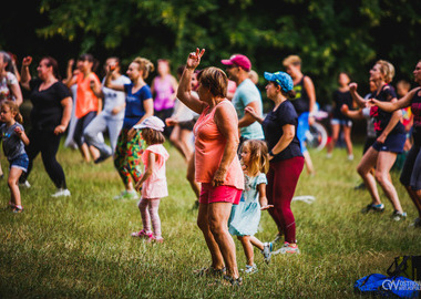 Zumba w Parku miejskim (101) tańczący ludzie w parku 