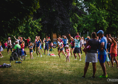 Zumba w Parku miejskim (100) tańczący ludzie w parku 