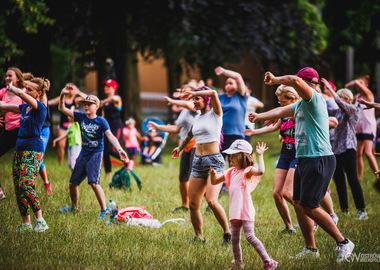 Zumba w Parku miejskim (99) tańczący ludzie w parku 