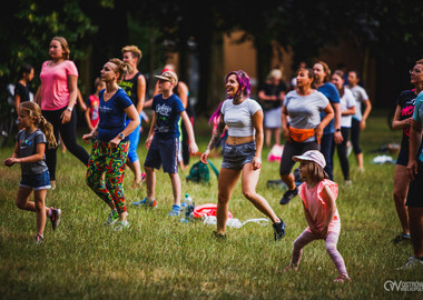 Zumba w Parku miejskim (98) tańczący ludzie w parku 