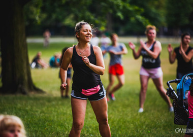 Zumba w Parku miejskim (97) tańczący ludzie w parku 