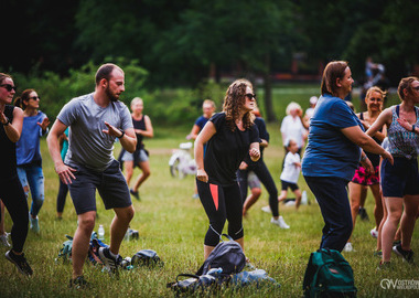 Zumba w Parku miejskim (96) tańczący ludzie w parku 