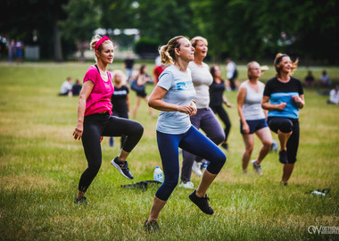 Zumba w Parku miejskim (95) tańczący ludzie w parku 