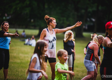 Zumba w Parku miejskim (94) tańczący ludzie w parku 