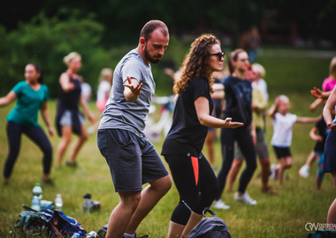 Zumba w Parku miejskim (93) tańczący ludzie w parku 