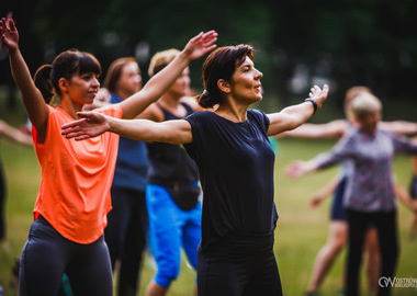 Zumba w Parku miejskim (92) tańczący ludzie w parku 