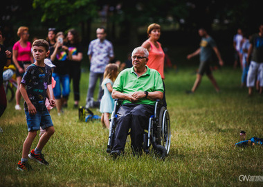 Zumba w Parku miejskim (91) tańczący ludzie w parku 