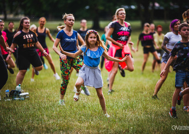 Zumba w Parku miejskim (90) tańczący ludzie w parku 