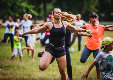 Zumba w Parku miejskim (89) tańczący ludzie w parku 