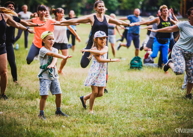 Zumba w Parku miejskim (88) tańczący ludzie w parku 