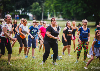 Zumba w Parku miejskim (87) tańczący ludzie w parku 