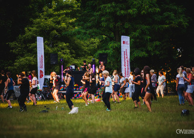 Zumba w Parku miejskim (86) tańczący ludzie w parku 