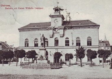 Ratusz i pomnik cesarza Wilhelma I na pocztówce wydanej ok. 1908 przez ostrowskiego kupca Georga Vettera. MMOW 03334-03