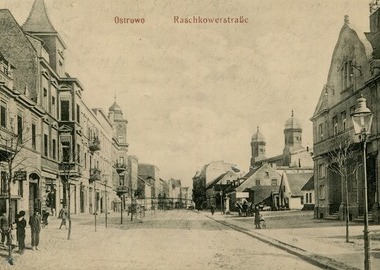 Ul. Raszkowska z synagogą na pocztówce wydanej ok. 1913 przez ostrowskiego księgarza Hermanna Hayna, MMOW 04492-08