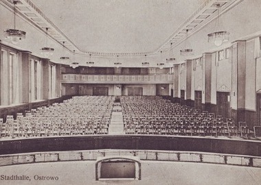 Sala teatralna, w kierunku widowni, pocztówka wydana w Ostrowie, ok.1913-1918, MMOW 04903